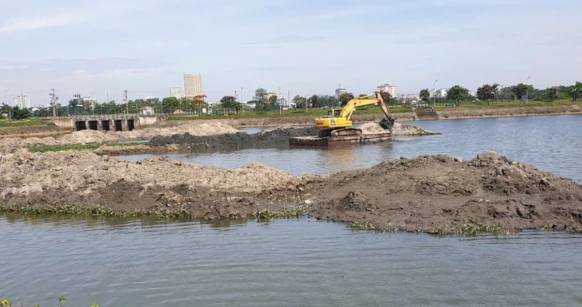 Nạo vét lượng bùn đất bồi lấp với khối lượng hàng chục nghìn mét khối tại hồ điều hòa Hưng Hòa. Ảnh: Đình Tiệp.