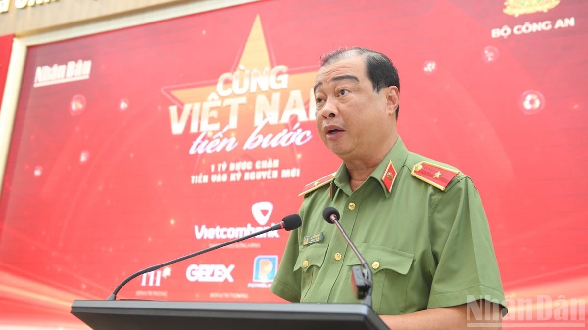 Thiếu tướng Lê Hồng Hiệp, Phó Cục trưởng Cục Công tác chính trị, phát biểu tại buổi họp báo. Ảnh: Thế Đại.