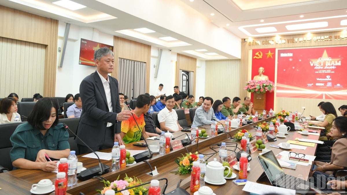Ông Noh Seung Woo, Giám đốc Truyền thông Samsung Việt Nam, phát biểu tại buổi họp báo. Ảnh: Thế Đại.