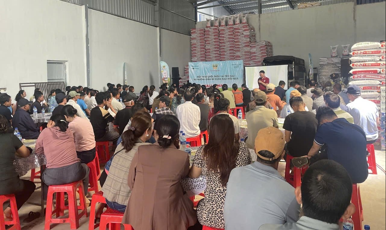 Hội thảo không những giải đáp thắc mắc về Kali Canada Hoàng Gia mà còn cung cấp những kiến thức chuyên sâu giúp cho việc canh tác của bà con. Hội thảo không những giải đáp thắc mắc về Kali Canada Hoàng Gia mà còn cung cấp những kiến thức chuyên sâu giúp cho việc canh tác của bà con.