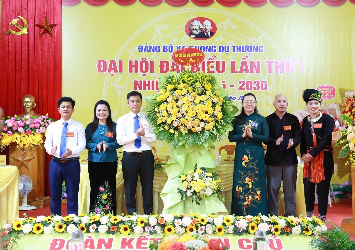 Đồng chí Giàng Thị Dung - Phó Bí thư Tỉnh ủy, Chủ tịch Ủy ban Mặt trận Tổ quốc Việt Nam tỉnh Lào Cai tặng hoa chúc mừng Đại hội. Ảnh: Thanh Ngà.
