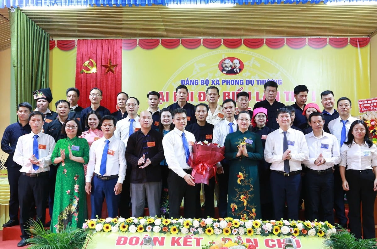 Đồng chí Giàng Thị Dung - Phó Bí thư Tỉnh ủy, Chủ tịch Ủy ban Mặt trận Tổ quốc Việt Nam tỉnh Lào Cai tăng hoa chúc mừng Ban Chấp hành Đảng bộ xã Phong Dụ Thượng nhiệm kỳ 2025-2030. Ảnh: Thanh Ngà.