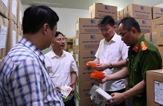 Công an tỉnh Phú Thọ kiểm tra kho hàng vi phạm. Ảnh: Công an tỉnh Phú Thọ. 