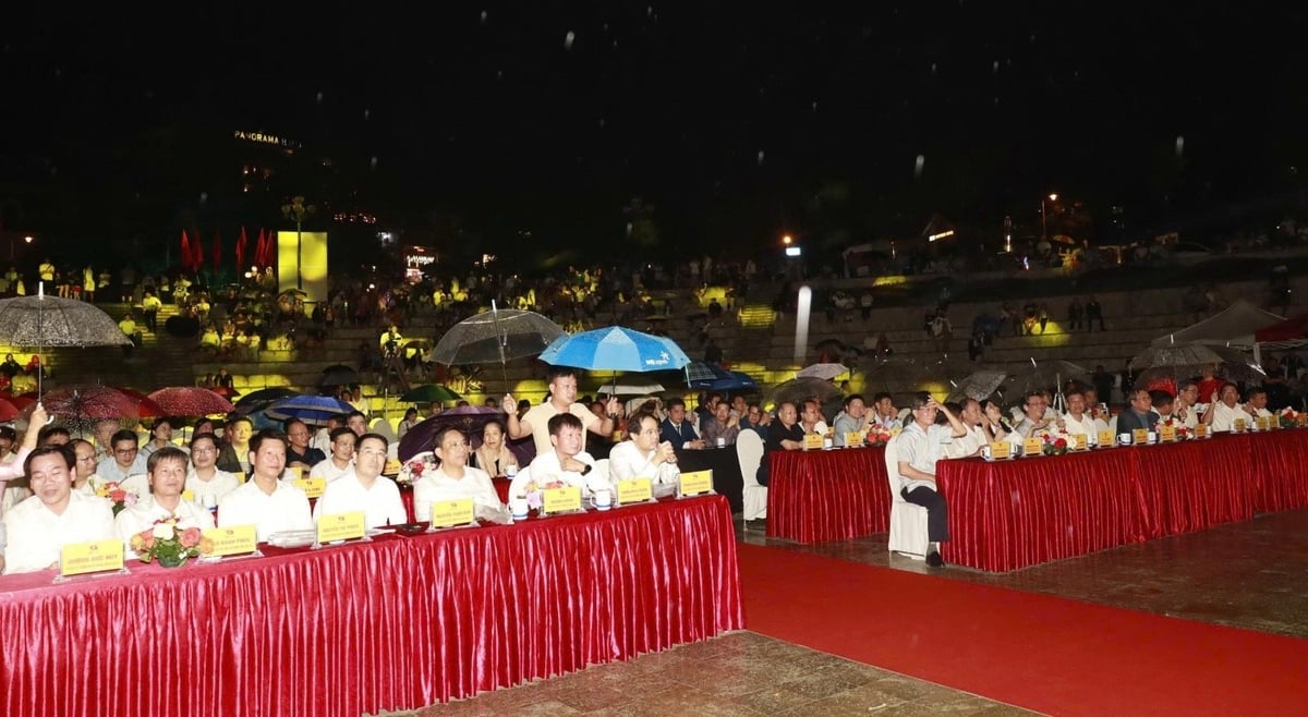 Các đại biểu tỉnh Lào Cai tham dự Lễ hội mùa thu Sa Pa năm 2025 ‘Beloved Sa Pa - Yêu trọn Việt Nam’. Ảnh: Bích Hợp. Các đại biểu tỉnh Lào Cai tham dự Lễ hội mùa thu Sa Pa năm 2025 ‘Beloved Sa Pa - Yêu trọn Việt Nam’. Ảnh: Bích Hợp.