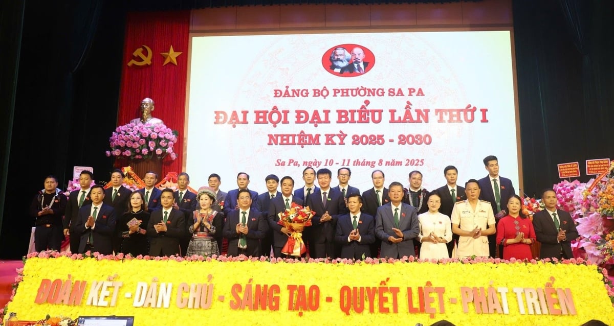 Ban Chấp hành Đảng bộ phường Sa Pa nhiệm kỳ 2025 – 2030 ra mắt tại Đại hội. Ảnh: Bích Hợp. Ban Chấp hành Đảng bộ phường Sa Pa nhiệm kỳ 2025 – 2030 ra mắt tại Đại hội. Ảnh: Bích Hợp.