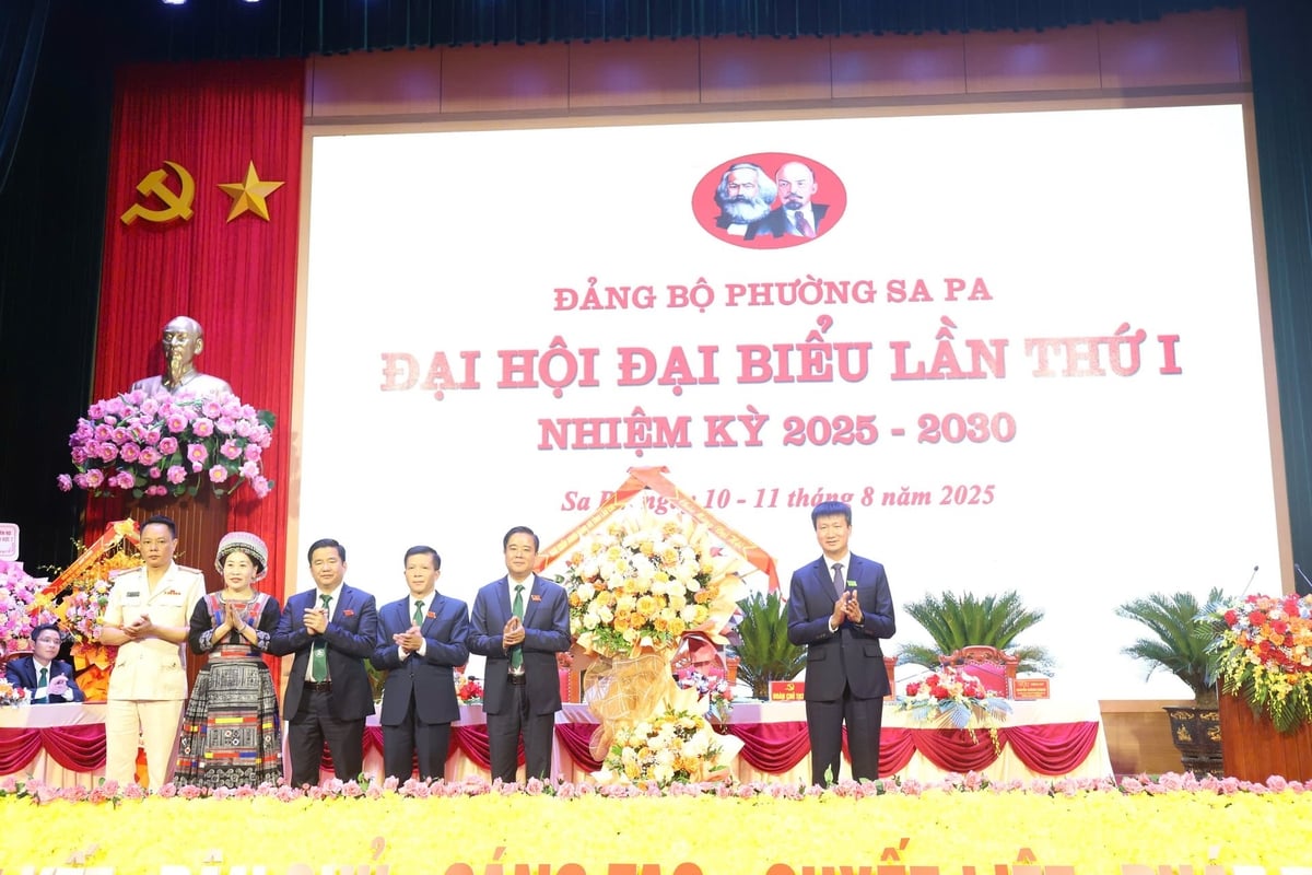 Phó Bí thư Tỉnh uỷ, Chủ tịch UBND tỉnh Lào Cai Trần Huy Tuấn tặng hoa chúc mừng Ban chấp hành Đảng bộ phường Sa Pa nhiệm kỳ 2025 - 2030. Ảnh: Bích Hợp. Phó Bí thư Tỉnh uỷ, Chủ tịch UBND tỉnh Lào Cai Trần Huy Tuấn tặng hoa chúc mừng Ban chấp hành Đảng bộ phường Sa Pa nhiệm kỳ 2025 - 2030. Ảnh: Bích Hợp.