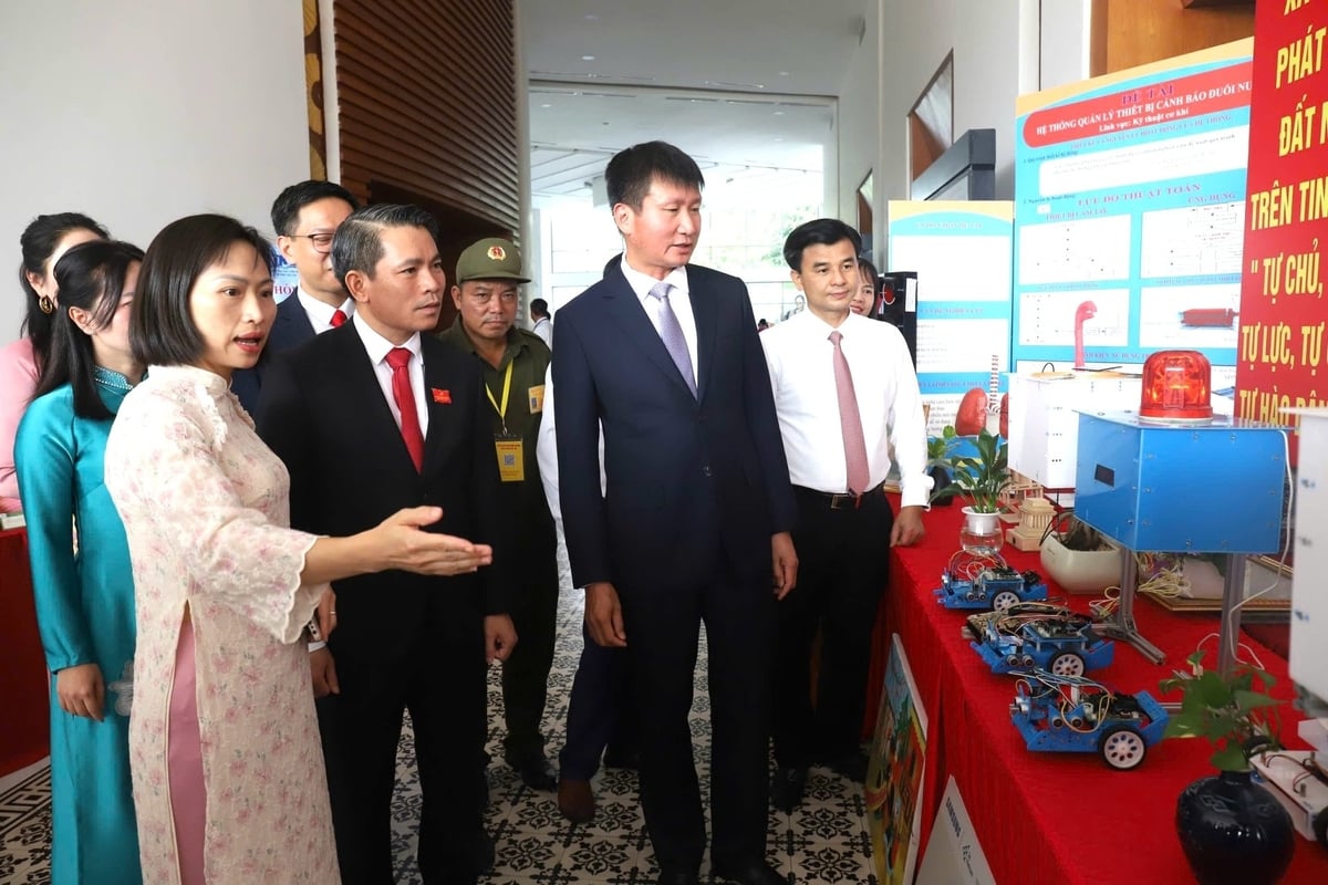 Các Đại biểu tham quan các gian hàng triển lãm bên lề Đại hội. Ảnh: Bích Hợp.