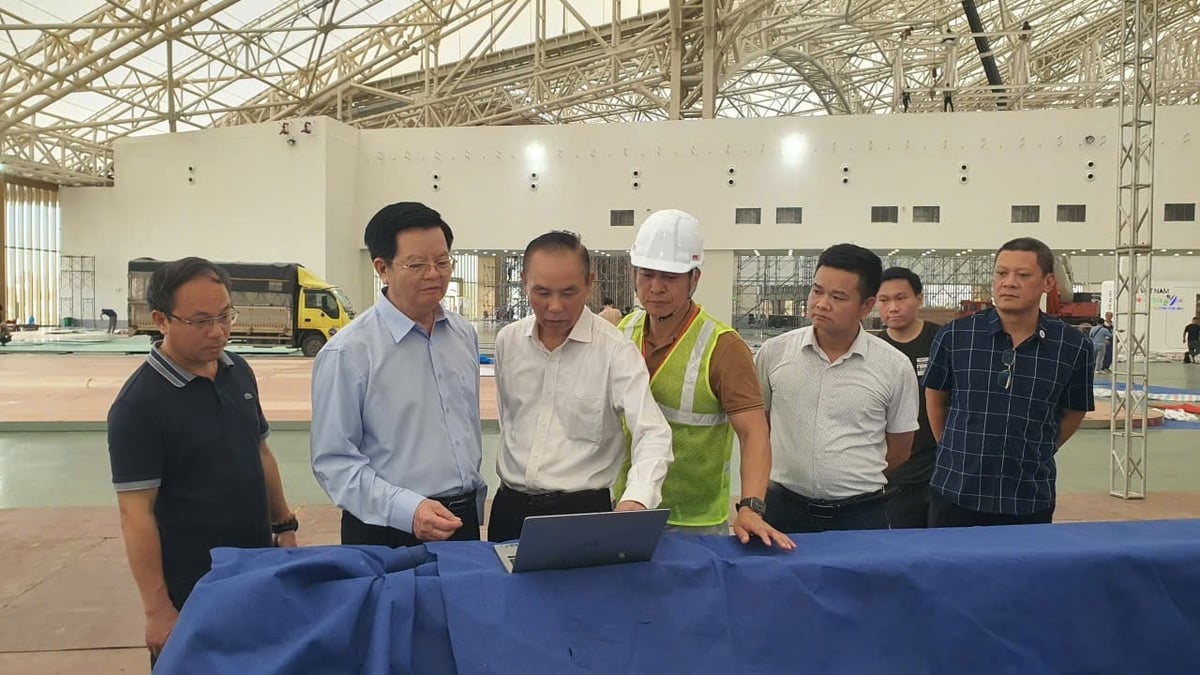 Thứ trưởng Phùng Đức Tiến báo cáo với Phó Thủ tướng Mai Văn Chính về tiến độ chuẩn bị Triển lãm ngành NN và MT. Ảnh: Xuân Vũ.