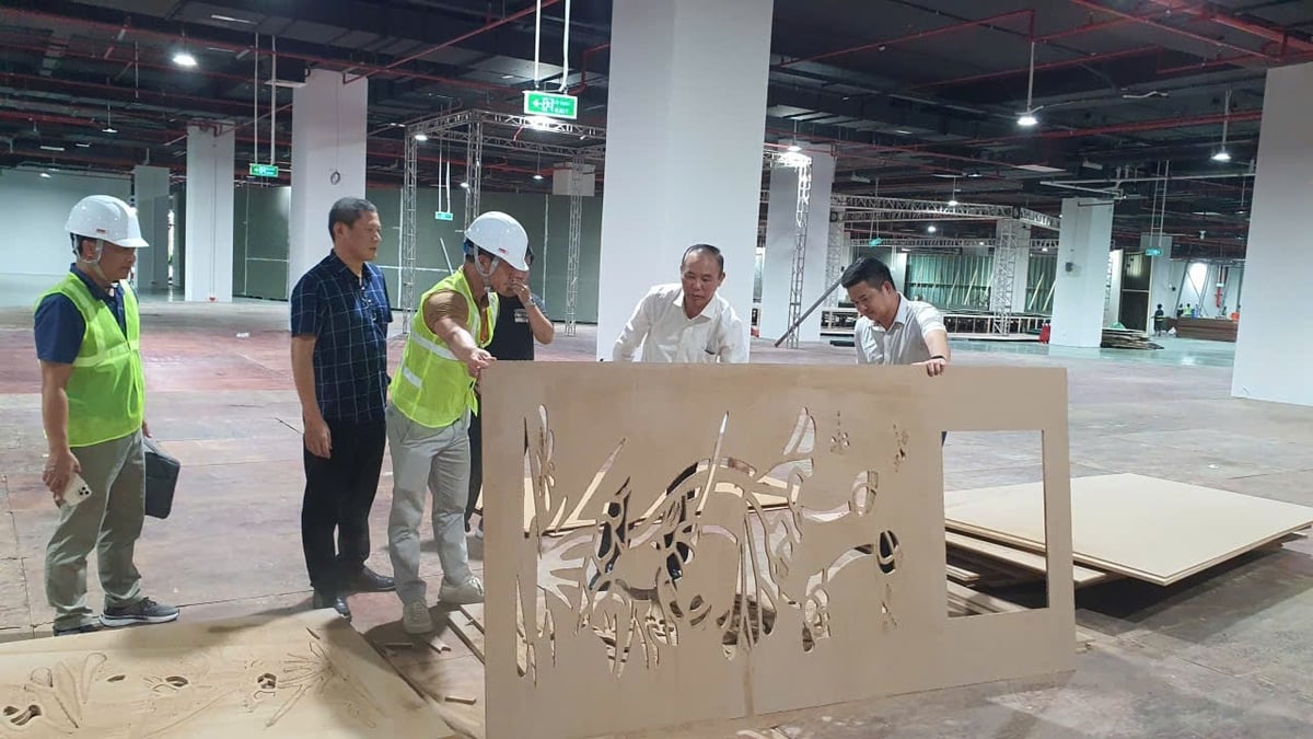 Thứ trưởng Phùng Đức Tiến kiểm tra công tác chuẩn bị khu Triển lãm ngành nghề thủ công mỹ nghệ và sản phẩm OCOP. Ảnh: Xuân Vũ.