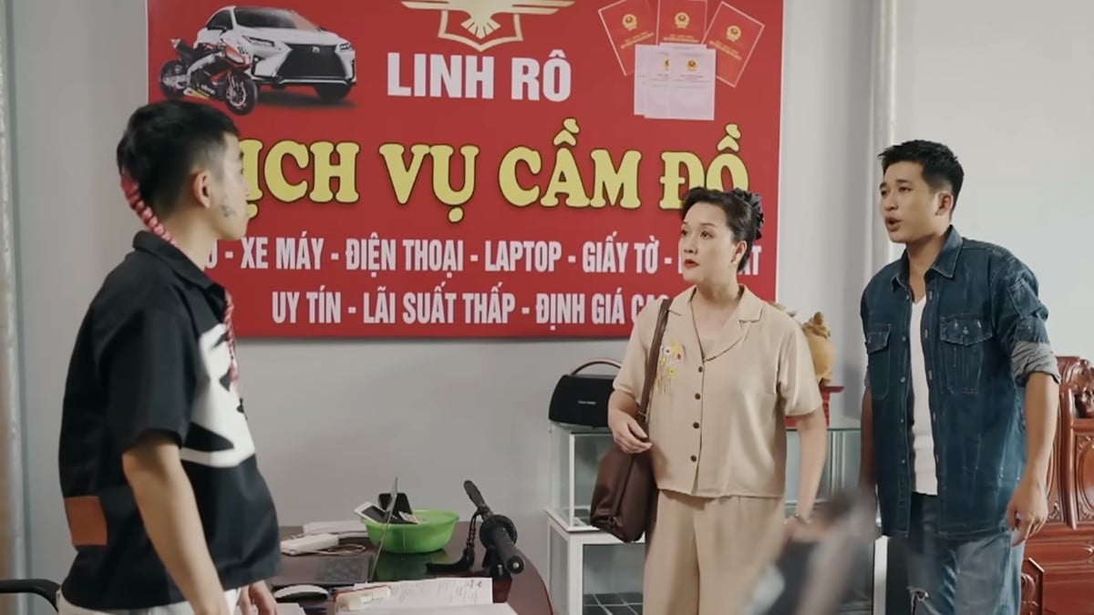 Tiến dẫn bà Nga đến tiệm của Linh 'rô'. Ảnh CMH
