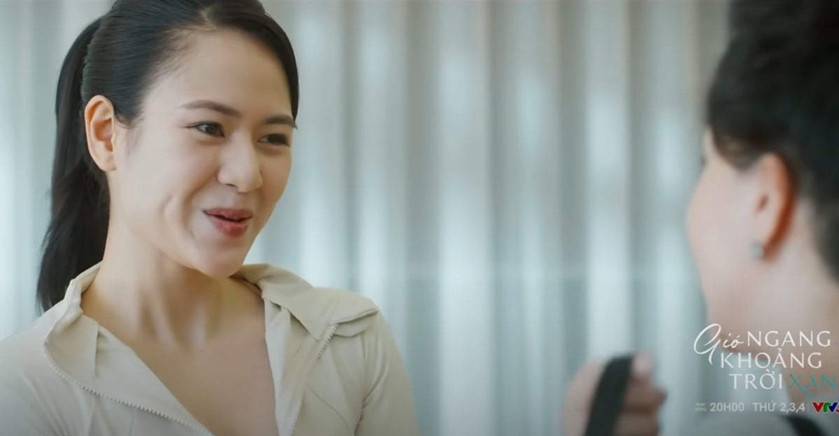 Ngân lấy lòng khách. Ảnh CMH