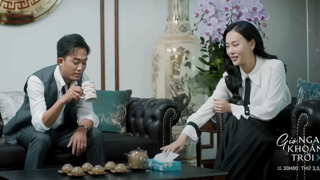 Mỹ Anh ghen khi Phương pha nước cho Đăng uống. Ảnh CMH
