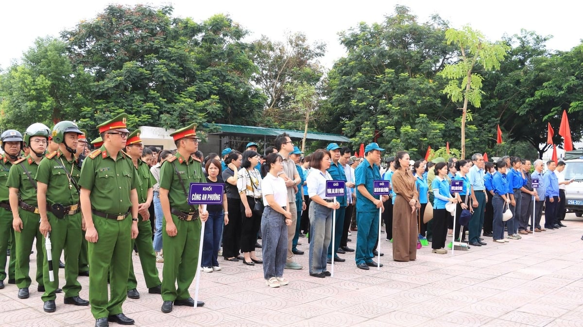 Các lực lượng của Dương Nội trong ngày ra quân. Ảnh: Lưu Phượng.