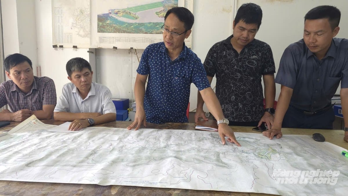 Ông Nguyễn Trọng Uyên, Phó giám đốc Ban Quản lý Đầu tư và Xây dựng Thủy lợi 1 đốc thúc hoàn thành công tác chỉnh trang, cảnh quan công trình thủy lợi hồ Cánh Tạng. Ảnh: Kiên Trung. Ông Nguyễn Trọng Uyên, Phó giám đốc Ban Quản lý Đầu tư và Xây dựng Thủy lợi 1 đốc thúc hoàn thành công tác chỉnh trang, cảnh quan công trình thủy lợi hồ Cánh Tạng. Ảnh: Kiên Trung.