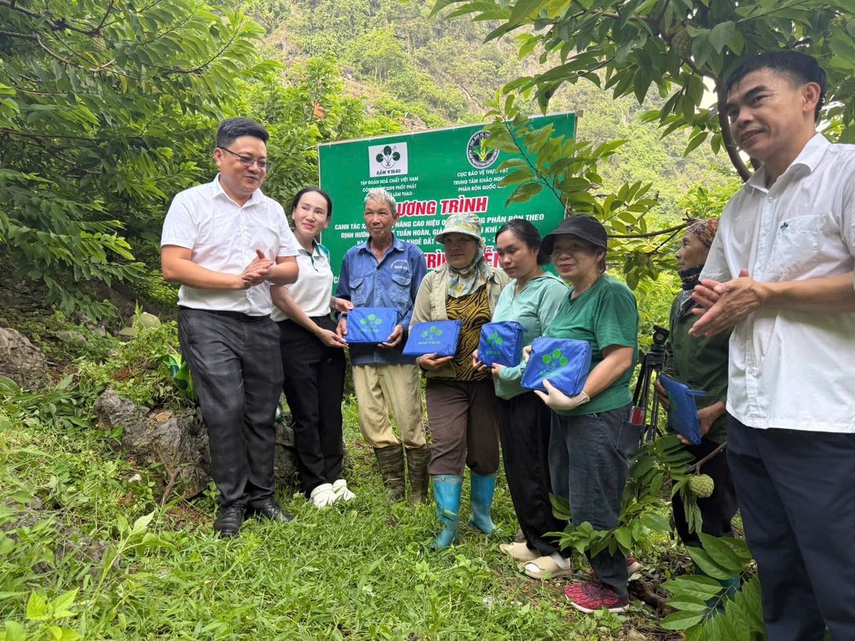 Supe Lâm Thao kết hợp với Công ty CP Vật tư Nông nghiệp Lạng Sơn làm mô hình, tặng quà cho dân. Ảnh: Supe Lâm Thao. Supe Lâm Thao kết hợp với Công ty CP Vật tư Nông nghiệp Lạng Sơn làm mô hình, tặng quà cho dân. Ảnh: Supe Lâm Thao.