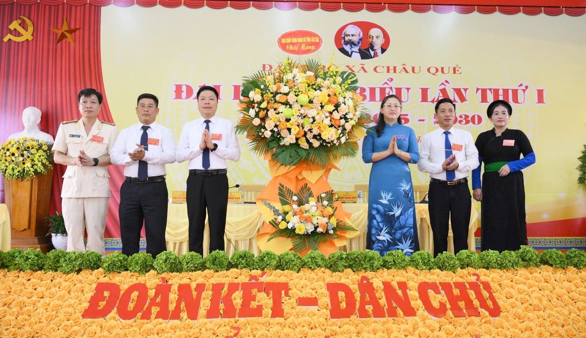 Đồng chí Giàng Thị Dung - Phó Bí thư Tỉnh ủy, Chủ tịch Ủy ban Mặt trận Tổ quốc Việt Nam tỉnh Lào Cai tặng hoa chúc mừng Đại hội. Ảnh: Thanh Ngà. 