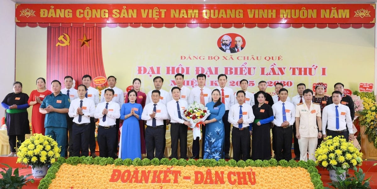 Đồng chí Giàng Thị Dung - Phó Bí thư Tỉnh ủy, Chủ tịch Ủy ban Mặt trận Tổ quốc Việt Nam tỉnh Lào Cai tặng hoa Ban Chấp hành Đảng bộ xã Châu Quế nhiệm kỳ 2025-2030. Ảnh: Thanh Ngà.