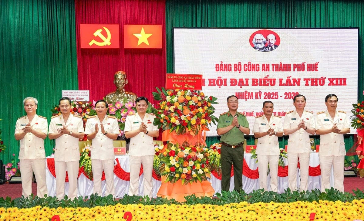 Đảng bộ Công an thành phố Huế long trọng tổ chức Đại hội đại biểu Đảng bộ lần thứ XIII, nhiệm kỳ 2025 - 2030. Ảnh: Hồng Nhung. Đảng bộ Công an thành phố Huế long trọng tổ chức Đại hội đại biểu Đảng bộ lần thứ XIII, nhiệm kỳ 2025 - 2030. Ảnh: Hồng Nhung.