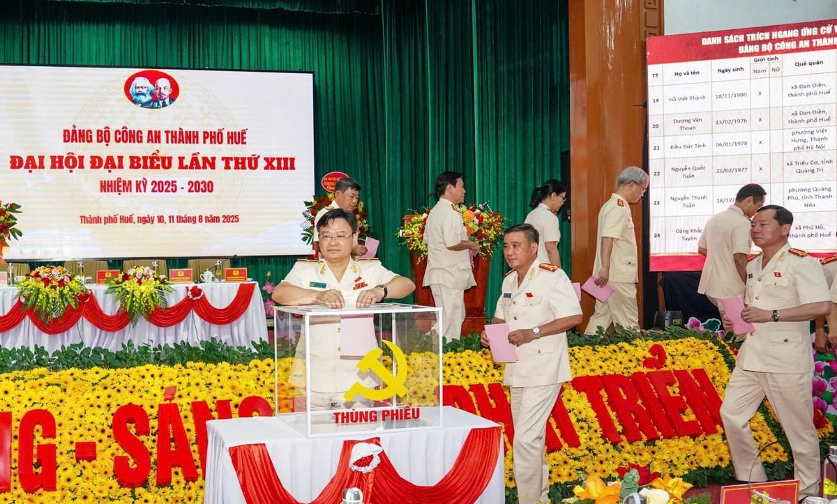 Công an thành phố Huế đã phát huy vai trò nòng cốt trong công tác bảo đảm an ninh, trật tự, phục vụ nhiệm vụ phát triển kinh tế - xã hội của thành phố; đồng thời làm tốt công tác xây dựng đảng, xây dựng lực lượng trong sạch, vững mạnh, chính quy, tinh nhuệ, hiện đại. Ảnh: Hồng Nhung. Công an thành phố Huế đã phát huy vai trò nòng cốt trong công tác bảo đảm an ninh, trật tự, phục vụ nhiệm vụ phát triển kinh tế - xã hội của thành phố; đồng thời làm tốt công tác xây dựng đảng, xây dựng lực lượng trong sạch, vững mạnh, chính quy, tinh nhuệ, hiện đại. Ảnh: Hồng Nhung.