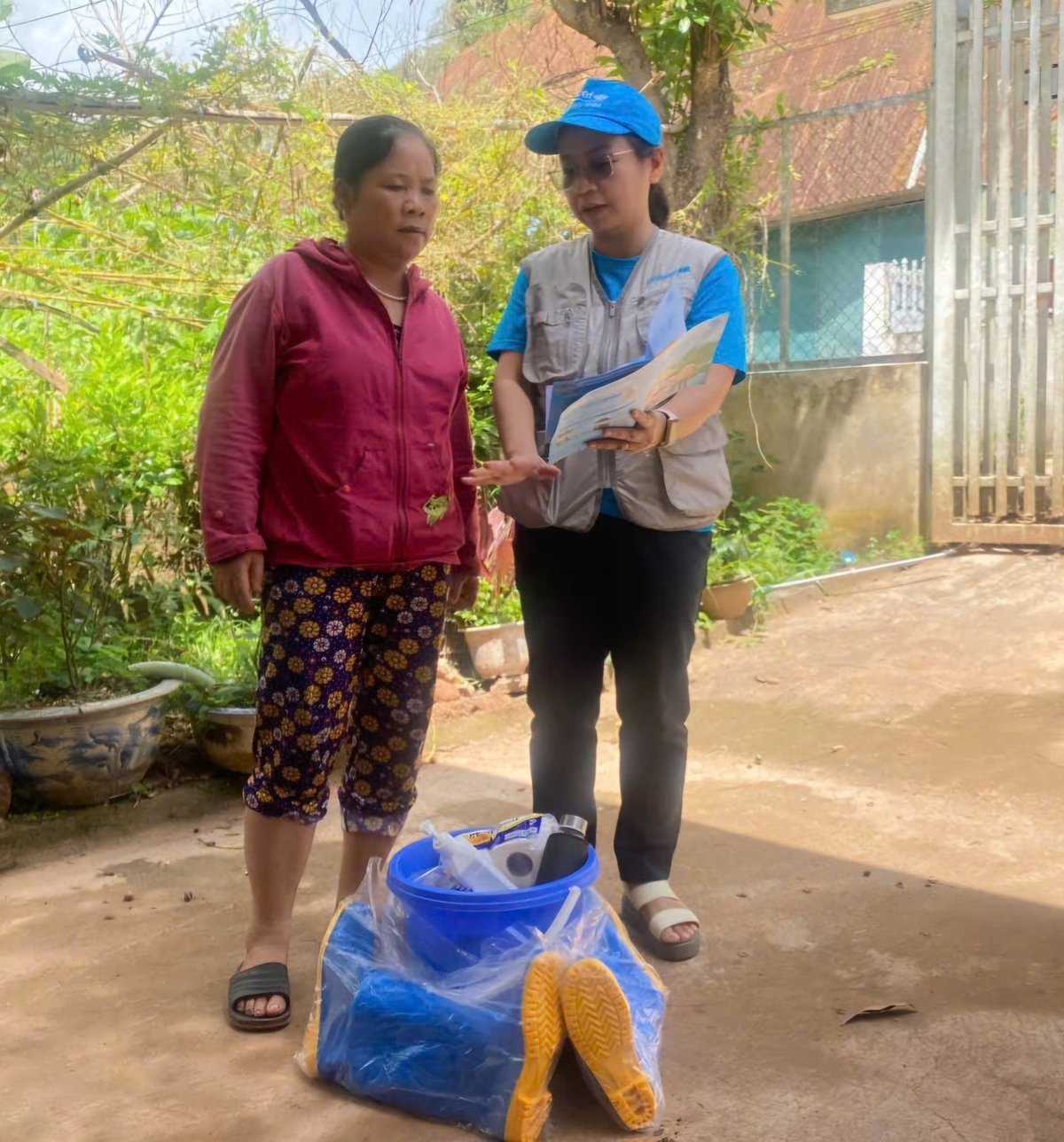 Chị Nguyễn Hồng Hạnh chuyện gia nước sạch, vệ sinh của Unicef hướng dẫn người dân sử dụng gói nước sạch vệ sinh được cấp phát. Ảnh: Hoàng Châu. Chị Nguyễn Hồng Hạnh chuyện gia nước sạch, vệ sinh của Unicef hướng dẫn người dân sử dụng gói nước sạch vệ sinh được cấp phát. Ảnh: Hoàng Châu.