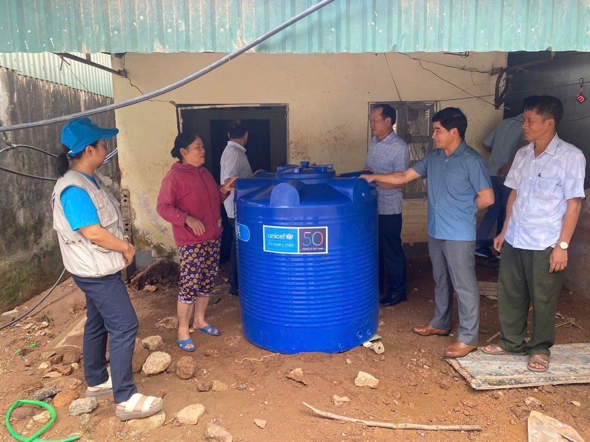 Ông Lương Văn Anh - Phó Cục trưởng Cục Quản lý và Xây dựng công trình thủy lợi (thứ 2 từ trái qua) trao bồn chứa nước sạch cho bà Nông Thị Dung, tổ 5, xã Na Son bị ảnh hưởng sau trận lũ dữ vừa qua. Ảnh: Hoàng Châu. Ông Lương Văn Anh - Phó Cục trưởng Cục Quản lý và Xây dựng công trình thủy lợi (thứ 2 từ trái qua) trao bồn chứa nước sạch cho bà Nông Thị Dung, tổ 5, xã Na Son bị ảnh hưởng sau trận lũ dữ vừa qua. Ảnh: Hoàng Châu.
