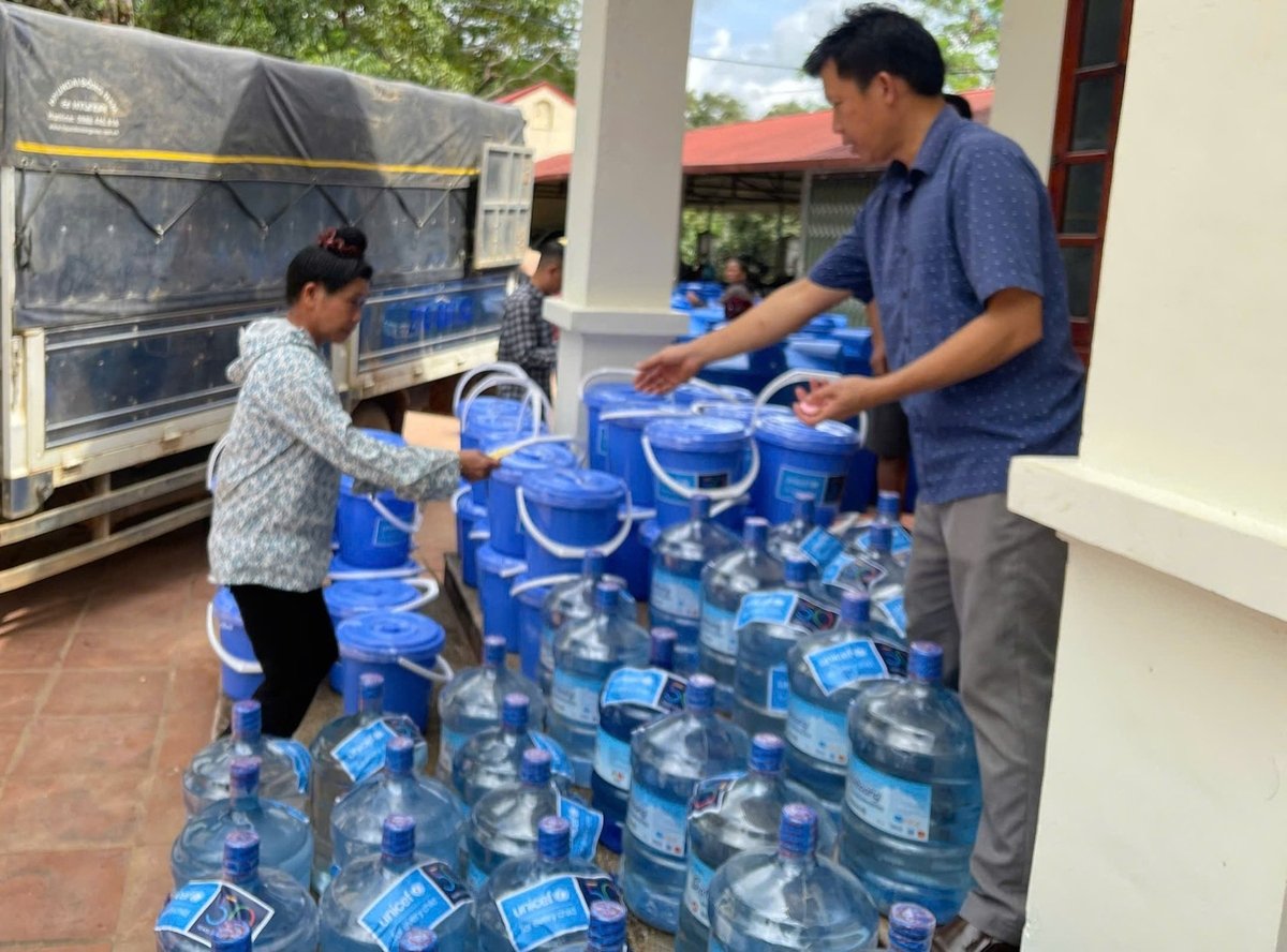 Bình nước uống trực tiếp được phát cho người dân các xã Na Son chịu ảnh hưởng của lũ lụt. Ảnh: Hoàng Châu. Bình nước uống trực tiếp được phát cho người dân các xã Na Son chịu ảnh hưởng của lũ lụt. Ảnh: Hoàng Châu.