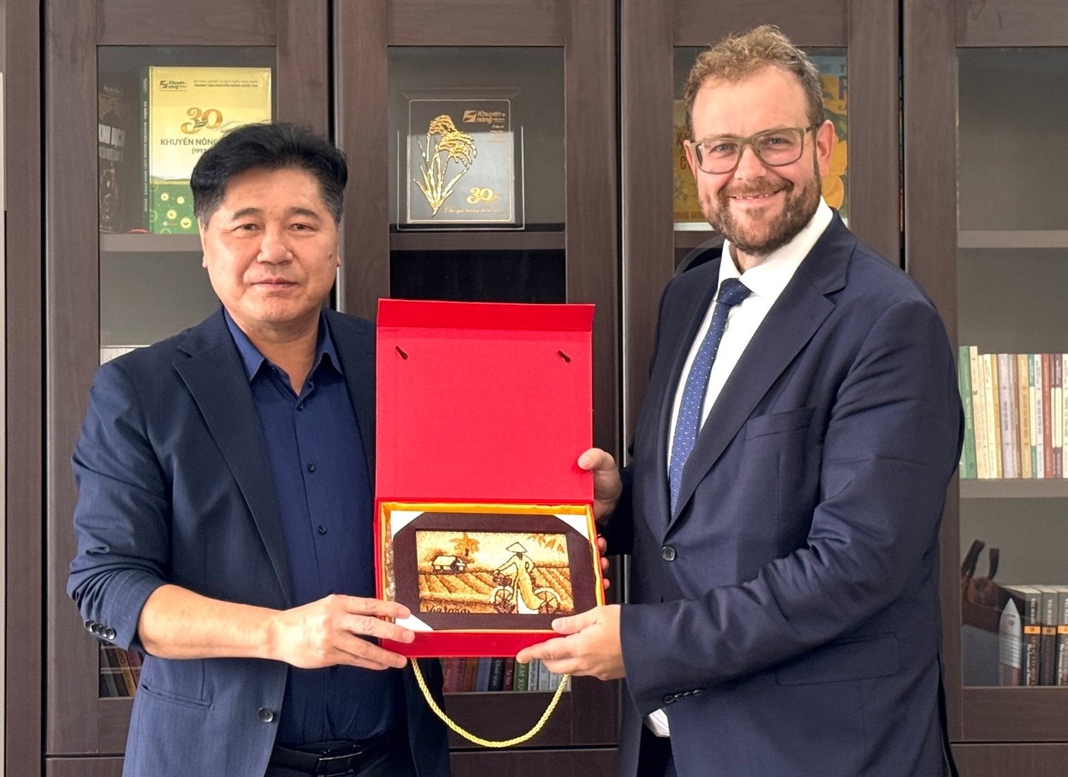 NAEC's Director General Le Quoc Thanh took a photo with DLG's Erik Guttulsröd. Photo: QC.