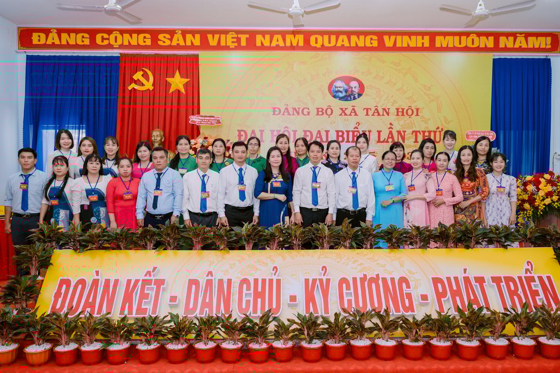 Ban chấp hành Đảng ủy xã Tân Hội khóa mới ra mắt Đại hội. Ảnh: Trần Trung.