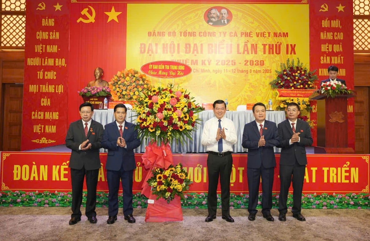 Ông Nguyễn Hồng Lĩnh (áo trắng), Phó Chủ nhiệm Ủy ban Kiểm tra Trung ương tặng hoa chúc mừng Đại hội. Ảnh: Ngọc Thăng. Ông Nguyễn Hồng Lĩnh (áo trắng), Phó Chủ nhiệm Ủy ban Kiểm tra Trung ương tặng hoa chúc mừng Đại hội. Ảnh: Ngọc Thăng.
