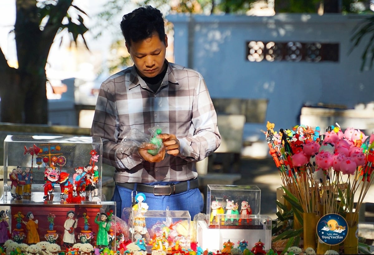 Anh Hậu luôn đau đáu làm sao để gìn giữ và phát triển nghề một cách hiệu quả nhất. Ảnh: NVCC. 