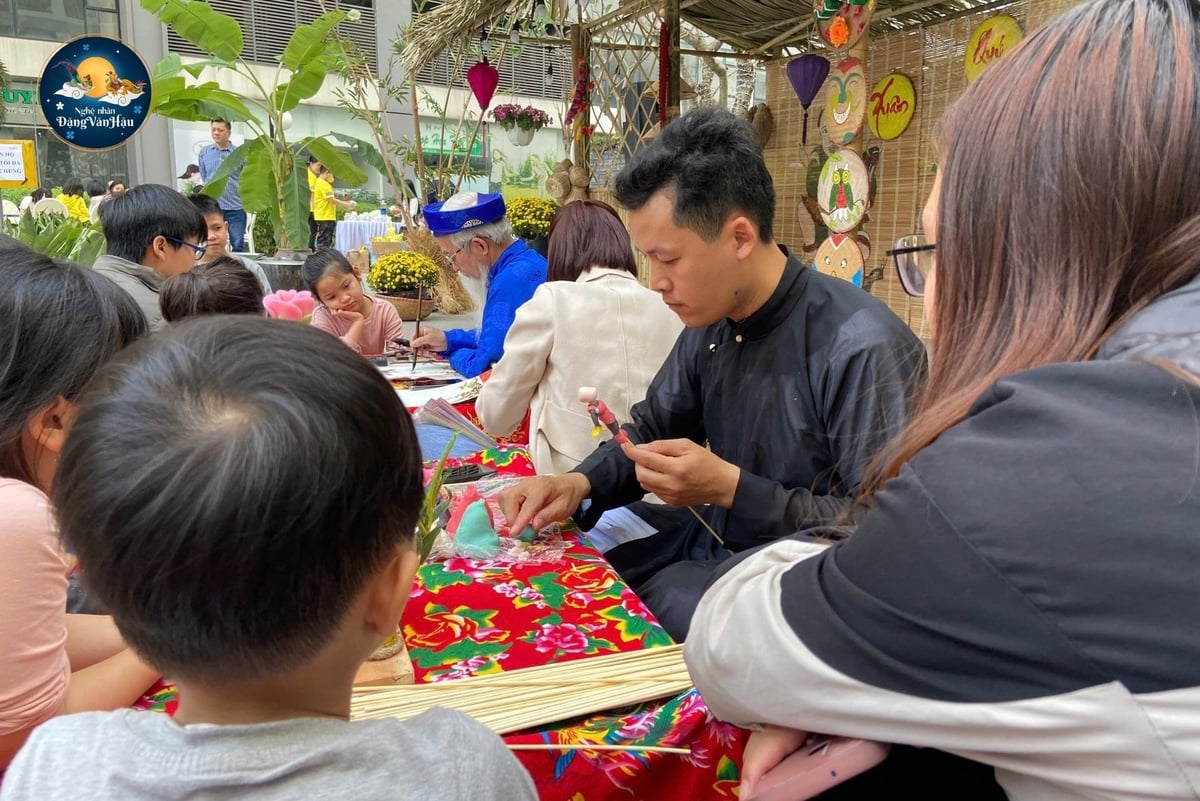 Các sự kiện tìm hiểu văn hóa tò he luôn thu hút được sự quan tâm của đông đảo người tham gia. Ảnh: NVCC. 