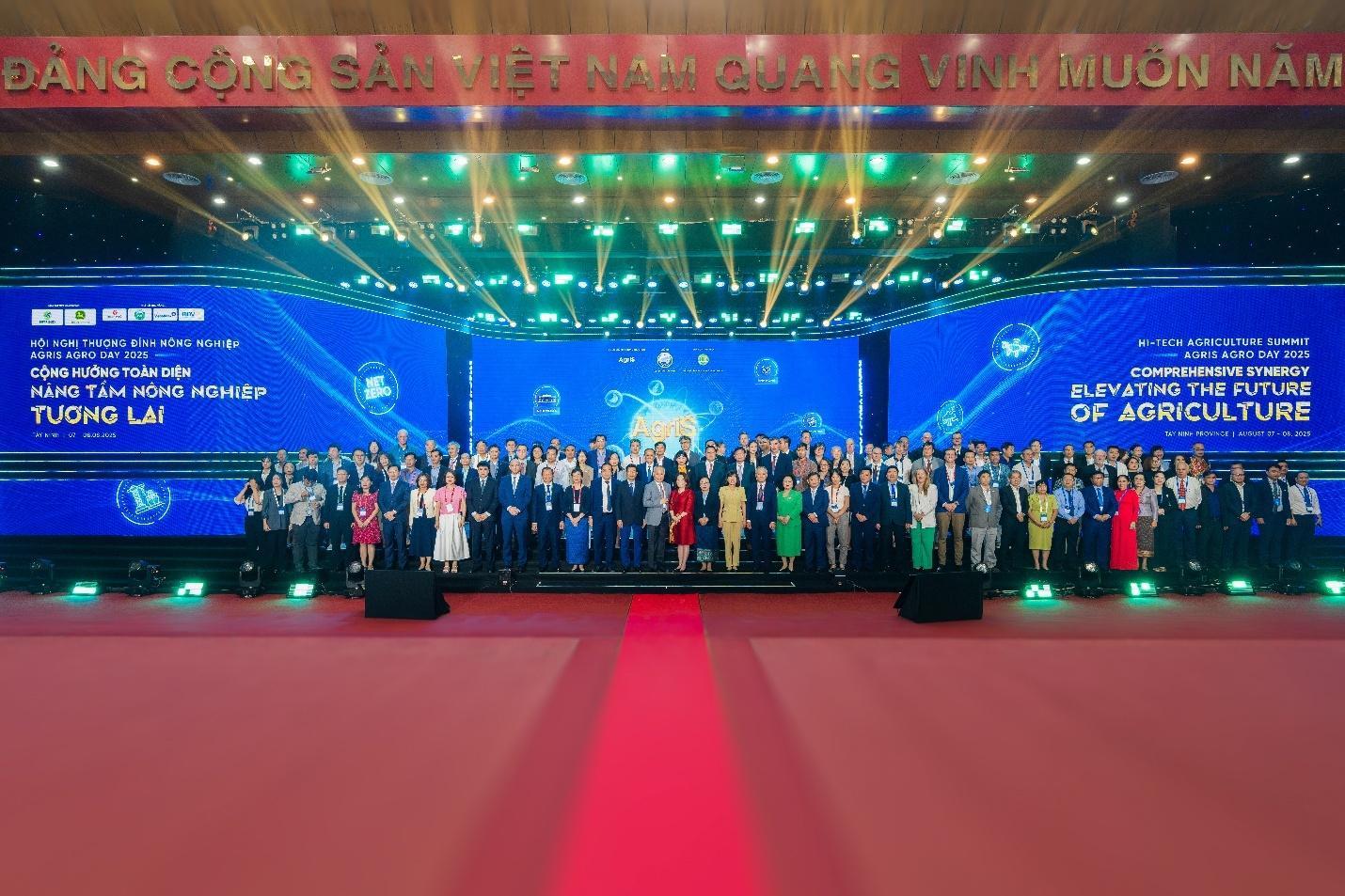 Hơn 500 đại biểu đại diện Nhà nước, Nhà khoa học, Nhà doanh nghiệp, Nhà băng và Nhà nông trong nước và quốc tế đã quy tụ tại AgriS Agro Day 2025. Hơn 500 đại biểu đại diện Nhà nước, Nhà khoa học, Nhà doanh nghiệp, Nhà băng và Nhà nông trong nước và quốc tế đã quy tụ tại AgriS Agro Day 2025.