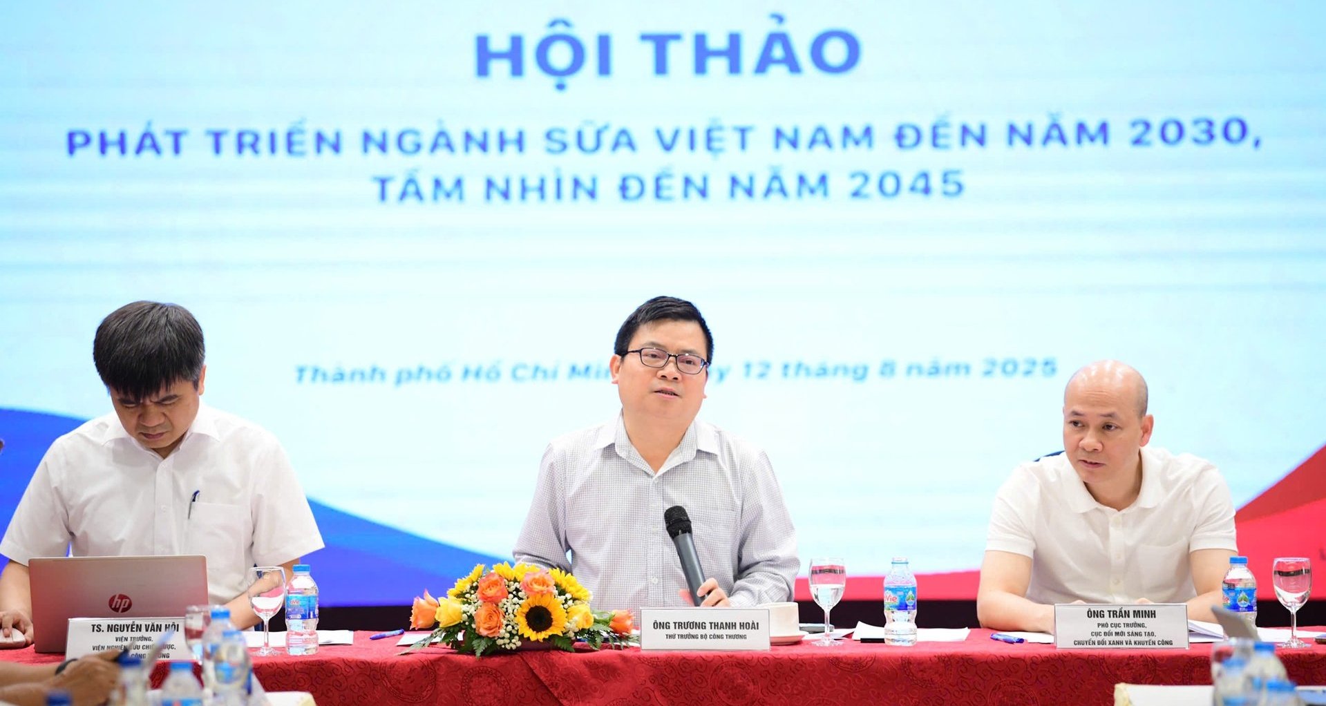 Thứ trưởng Bộ Công Thương Trương Thanh Hoài (giữa) cùng các đại biểu trao đổi định hướng phát triển ngành sữa Việt Nam đến năm 2030, tầm nhìn đến năm 2045. Ảnh: Hà Duyên.