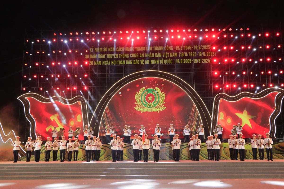 Chương trình là dịp nhìn lại và đánh giá những thành tựu nổi bật sau 20 năm triển khai Ngày hội Toàn dân bảo vệ an ninh Tổ quốc. Ảnh: Thanh Ngà. Chương trình là dịp nhìn lại và đánh giá những thành tựu nổi bật sau 20 năm triển khai Ngày hội Toàn dân bảo vệ an ninh Tổ quốc. Ảnh: Thanh Ngà.