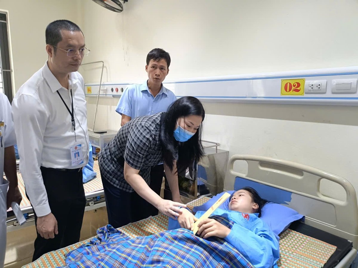 Bà Vũ Thị Hiền Hạnh, Phó chủ tịch UBND tỉnh Lào Cai thăm hỏi nạn nhân vụ tai nạn. Ảnh: Thanh Tiến.