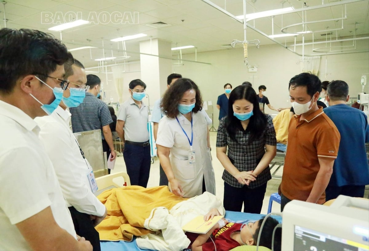 Lãnh đạo tỉnh Lào Cai thăm hỏi, động viện nạn nhân vụ tai nạn. Ảnh: Cổng TTĐT Lào Cai. 