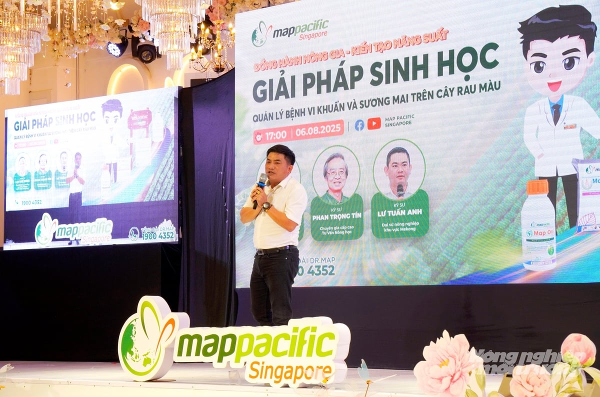 Trao đổi nhóm giữa chuyên gia và bà con nông dân để làm rõ phương pháp canh tác an toàn. Ảnh: Gia Phú. Trao đổi nhóm giữa chuyên gia và bà con nông dân để làm rõ phương pháp canh tác an toàn. Ảnh: Gia Phú.