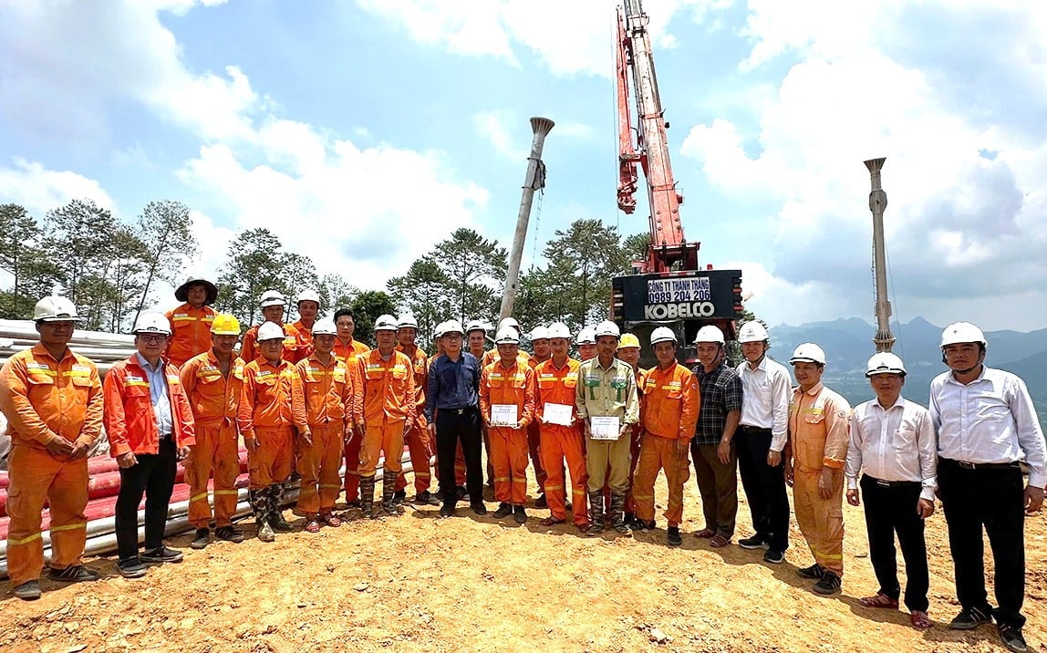 Tổng giám đốc và Chủ tịch Công đoàn EVNNPT tặng quà động viên người lao động Công ty Truyền tải điện 1 tham gia dựng cột Dự án đường dây 500kV Lào Cai - Vĩnh Yên. Ảnh: EVNNPT. Tổng giám đốc và Chủ tịch Công đoàn EVNNPT tặng quà động viên người lao động Công ty Truyền tải điện 1 tham gia dựng cột Dự án đường dây 500kV Lào Cai - Vĩnh Yên. Ảnh: EVNNPT.