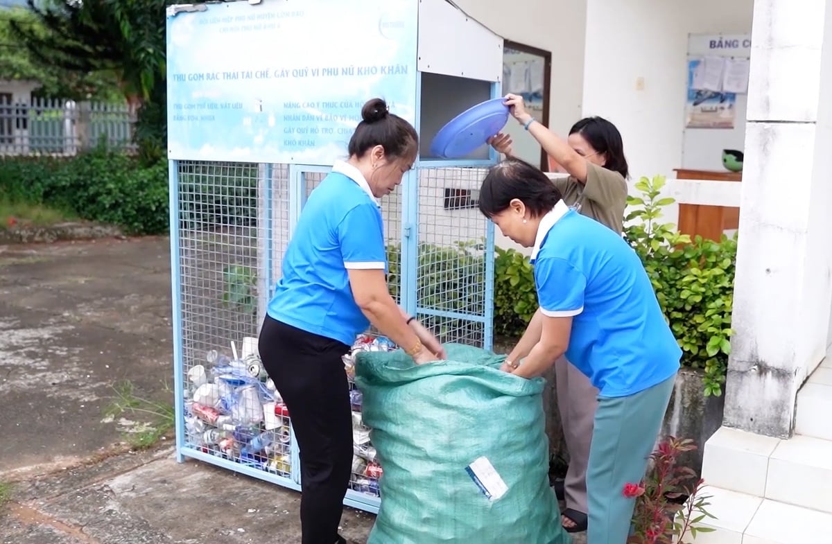 Những ngôi nhà lồng thu gom rác thải không chỉ nhắc nhở người dân về ý thức phân loại rác thải mà còn là nơi chị em gây quỹ vì phụ nữ khó khăn. Ảnh: Lê Bình. Những ngôi nhà lồng thu gom rác thải không chỉ nhắc nhở người dân về ý thức phân loại rác thải mà còn là nơi chị em gây quỹ vì phụ nữ khó khăn. Ảnh: Lê Bình.