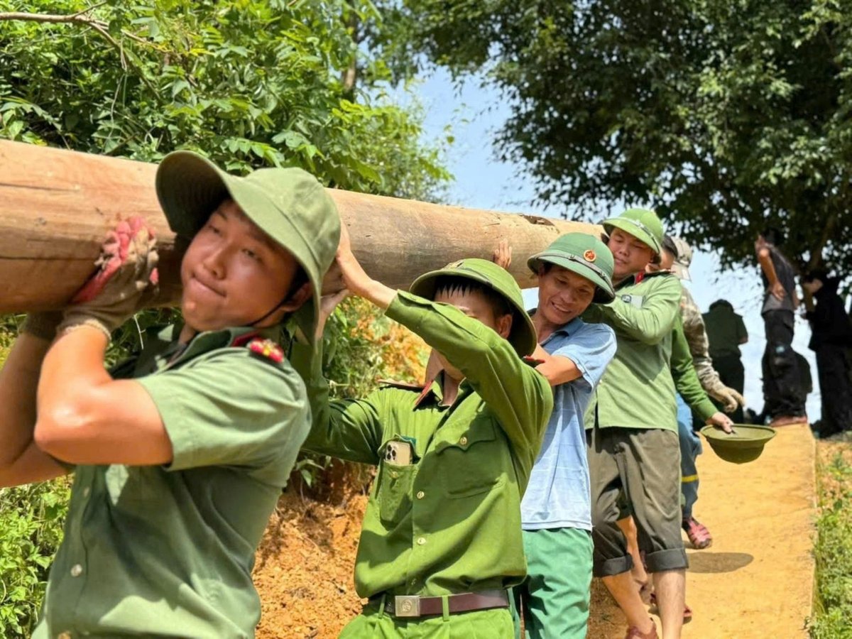 Những giọt mồ hôi hỗ trợ, giúp đỡ người dân trong lúc hoạn nạn, khó khăn sẽ là điều rất đáng trân quý để vực dậy tinh thần người dân vùng lũ miền Tây Nghệ An sớm vực dậy. Ảnh: Phạm Tuân. Những giọt mồ hôi hỗ trợ, giúp đỡ người dân trong lúc hoạn nạn, khó khăn sẽ là điều rất đáng trân quý để vực dậy tinh thần người dân vùng lũ miền Tây Nghệ An sớm vực dậy. Ảnh: Phạm Tuân.