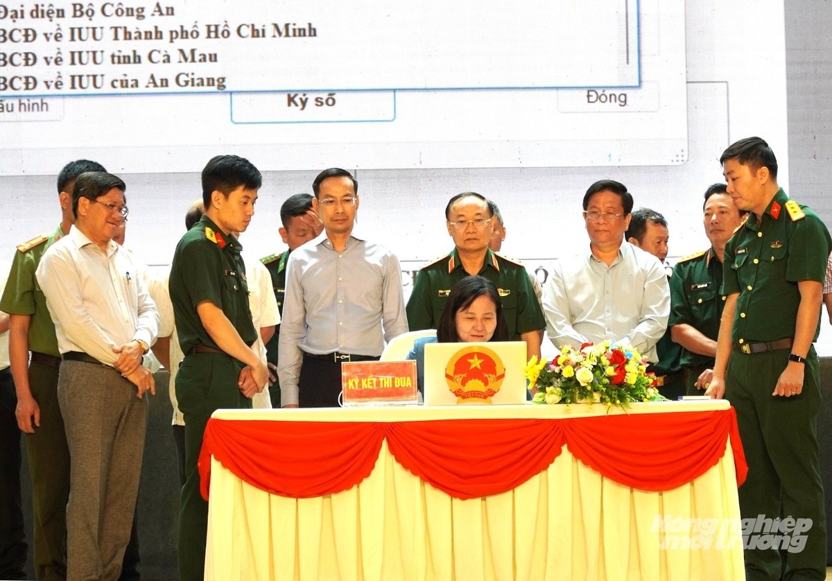 Các đại biểu chứng kiến đại diện Ban Chỉ đạo IUU của 21 tỉnh, thành phố ven biển đã ký kết giao ước thi đua thực hiện đợt cao điểm chống khai thác IUU. Ảnh: Trung Chánh. Các đại biểu chứng kiến đại diện Ban Chỉ đạo IUU của 21 tỉnh, thành phố ven biển đã ký kết giao ước thi đua thực hiện đợt cao điểm chống khai thác IUU. Ảnh: Trung Chánh.