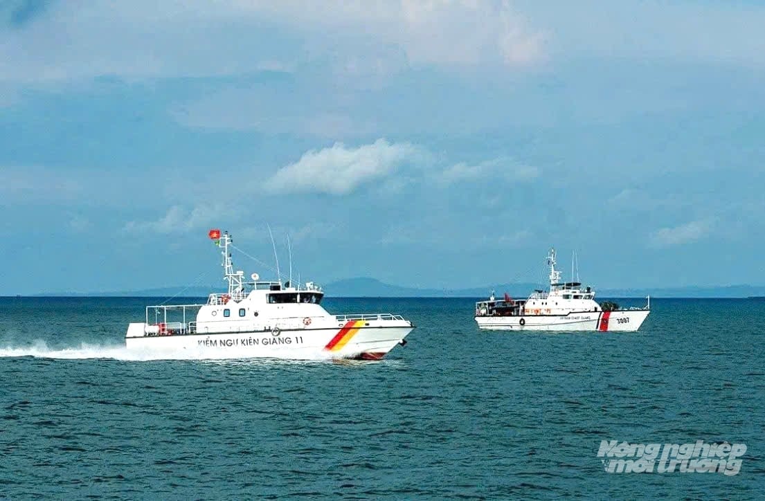 Ngay sau lễ phát động, lực lượng chức năng tỉnh An Giang ra quân tuần tra, kiểm soát trên biển, thực hiện đợt cao điểm chống khai thác IUU. Ảnh: Trung Chánh. Ngay sau lễ phát động, lực lượng chức năng tỉnh An Giang ra quân tuần tra, kiểm soát trên biển, thực hiện đợt cao điểm chống khai thác IUU. Ảnh: Trung Chánh.