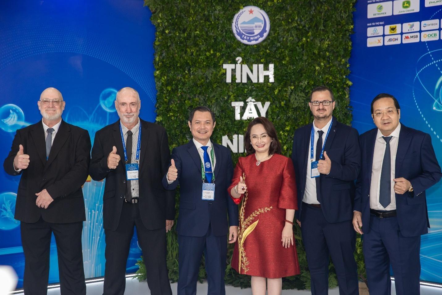 Chủ tịch HĐQT AgriS Đặng Huỳnh Ức My (thứ ba từ phải qua), ông Nguyễn Minh Lâm - Phó Chủ tịch UBND tỉnh Tây Ninh (thứ nhất từ phải qua) cùng các đại biểu trong nước và quốc tế tại Hội nghị. Chủ tịch HĐQT AgriS Đặng Huỳnh Ức My (thứ ba từ phải qua), ông Nguyễn Minh Lâm - Phó Chủ tịch UBND tỉnh Tây Ninh (thứ nhất từ phải qua) cùng các đại biểu trong nước và quốc tế tại Hội nghị.