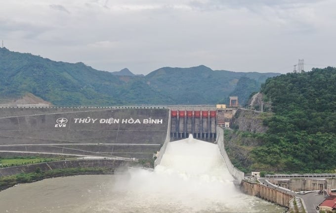 Vào 20h tối 12/8, hồ thủy điện Hòa Bình sẽ mở 1 cửa xả đáy. Ảnh: Hùng Khang.