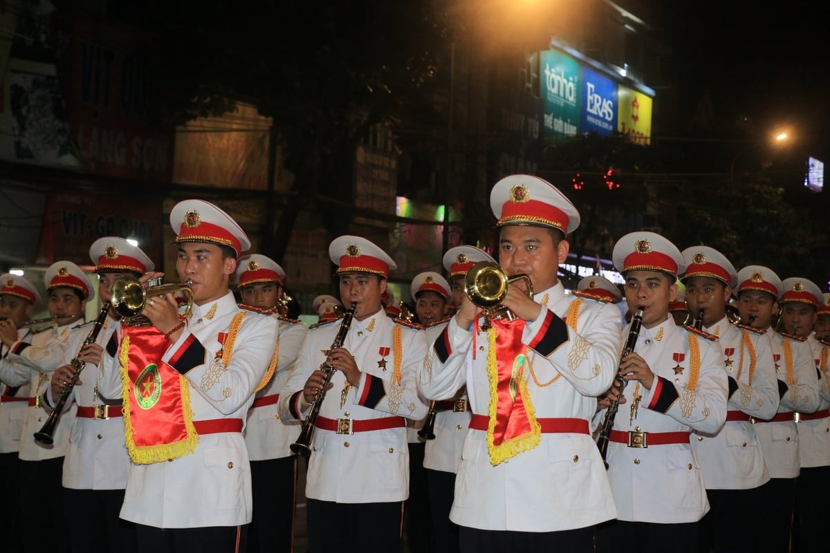 Lực lượng Công an nhân dân Việt Nam diễu hành khu vực đường Điện Biên. Ảnh: Thanh Ngà. Lực lượng Công an nhân dân Việt Nam diễu hành khu vực đường Điện Biên. Ảnh: Thanh Ngà.