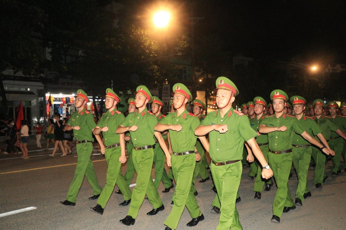 Không khí tại khu vực trung tâm tỉnh Lào Cai sôi động khi các chiến sỹ CAND diễu hành. Ảnh: Thanh Ngà. Không khí tại khu vực trung tâm tỉnh Lào Cai sôi động khi các chiến sỹ CAND diễu hành. Ảnh: Thanh Ngà.