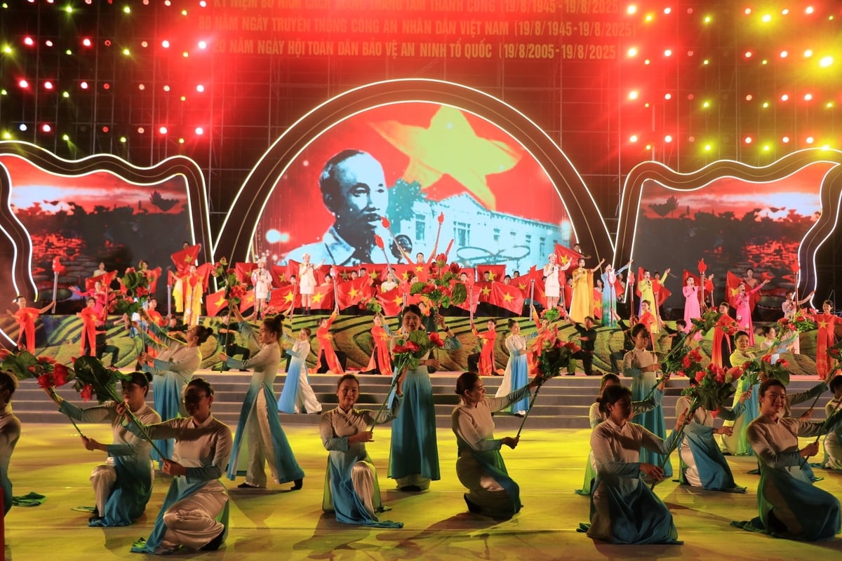 Chương trình nghệ thuật tái hiện khí thế sục sôi của Cách mạng Tháng Tám. Ảnh: Thanh Ngà. Chương trình nghệ thuật tái hiện khí thế sục sôi của Cách mạng Tháng Tám. Ảnh: Thanh Ngà.
