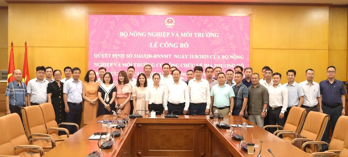 Thứ trưởng Lê Minh Ngân và lãnh đạo Cục Quản lý đất đai chụp ảnh lưu niệm với 34 công chức được cử đi cơ sở. Ảnh: Trường Giang. Thứ trưởng Lê Minh Ngân và lãnh đạo Cục Quản lý đất đai chụp ảnh lưu niệm với 34 công chức được cử đi cơ sở. Ảnh: Trường Giang.