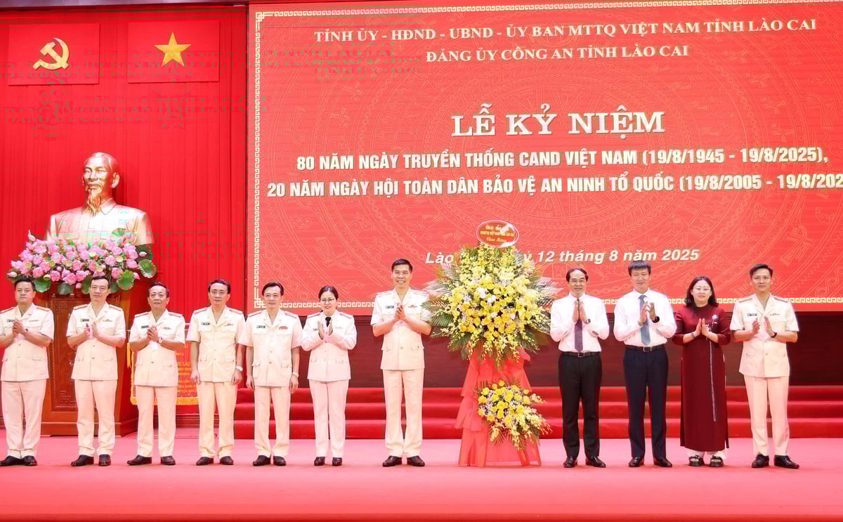 Lãnh đạo tỉnh Lào Cai chúc mừng 80 năm Ngày truyền thống Công an nhân dân Việt Nam. Ảnh: Nguyễn Minh.