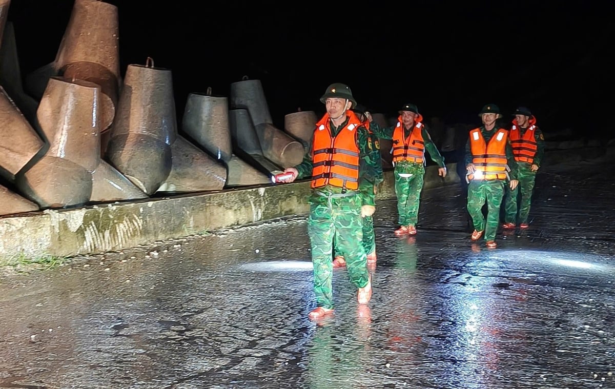 Local task force patrolled Ninh Binh's coastal area as Typhoon Wipha strikes northern Vietnam. Photo: Pham Hieu.